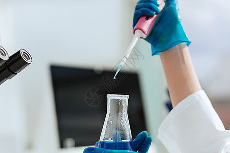 科学家在实验室瓶子里检测液态物的试验图片