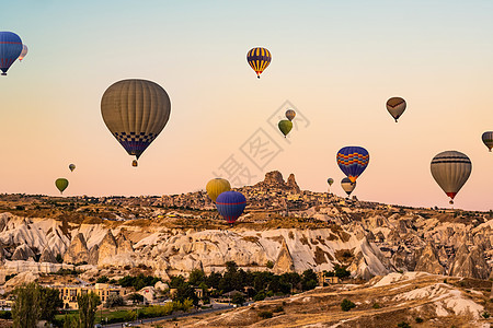 土耳其卡帕多西亚上空的热气球岩石太阳天空天线篮子火焰旅游航班爬坡自由图片