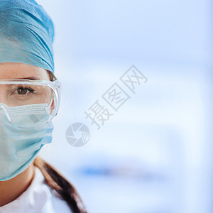 一名身戴保护面具的女医学科学家肖像图片