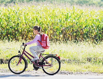 骑自行车上学的女中学生乐趣运动活动教育孩子女孩安全快乐旅行女性图片