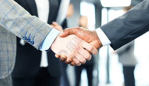 近距离的商务人士握手团队办公室人士商务工作协议同事合作交易合同图片