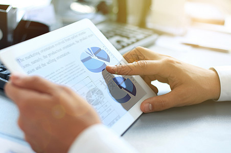 商务人员分析平板电脑屏幕上显示的财务统计数据工人报告互联网手指进步计算图表公司解决方案经济图片
