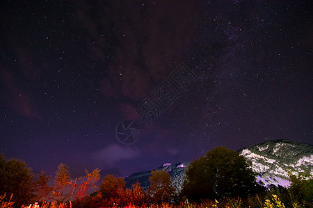 山顶的夜空中森林汽车宇宙乳白色天文学山脉树木星星旅行冒险图片