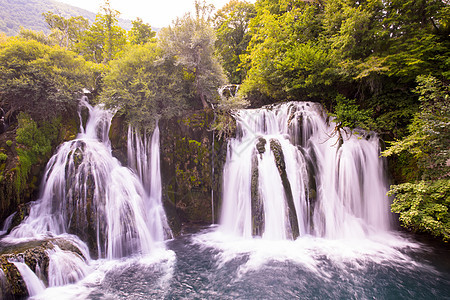 美丽的瀑布公园热带旅行溪流荒野水景运动假期天空丛林图片