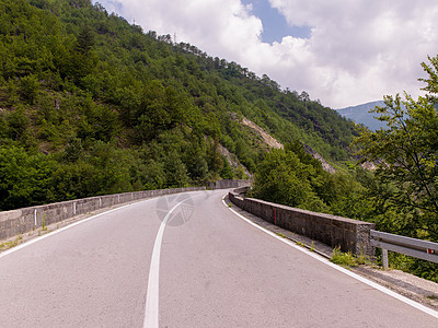 美丽农村的沥青路森林国家日出场景自由风景蓝色太阳旅行运动图片