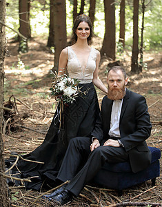 在松林中新娘和新郎的肖像图片