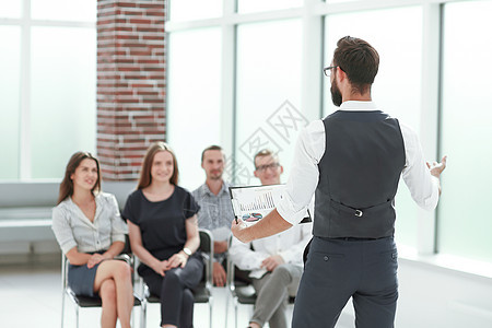 商务人士在与商业团队举行的一次商务会议上图片