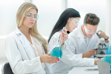 一组科学家在实验室中进行研究 并进行实验研究保健液体生物化学诊所学习管子药品技术员蓝图图片