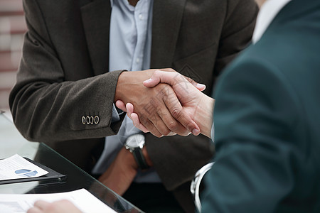 Handshake贸易伙伴关于工作场所背景的总结报告咨询保险办公室金融人士分析师会议代理人经理谈判图片