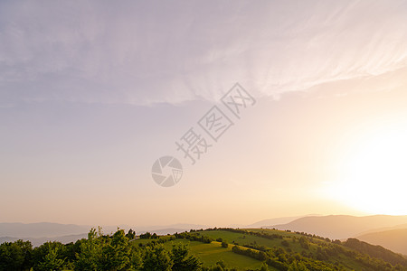 夏季自然景观艺术山脉地平线森林农村天空植物风景阳光太阳图片