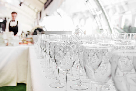 餐厅餐桌上的空玻璃玻璃杯眼镜玻璃午餐活动用餐服务反射奢华派对生活厨房图片