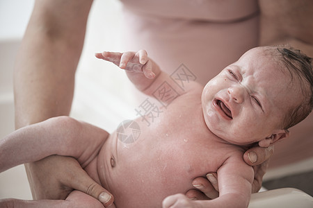 正在洗澡的新生儿女婴女性孩子父母生活泡沫女孩幸福家庭女儿妈妈图片