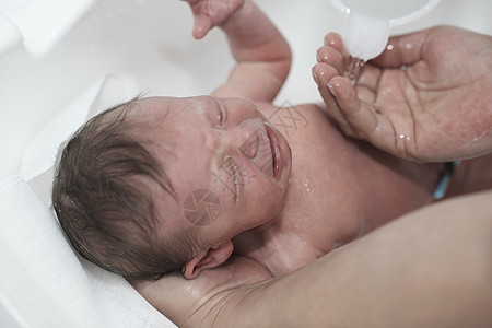 刚出生的女婴第一次洗澡女孩女性童年浴缸妈妈卫生孩子母亲家庭生活图片