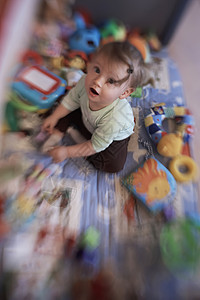在流动床上玩耍的可爱小宝宝女孩皮肤家庭女儿教育脚步童年身体后代孩子图片
