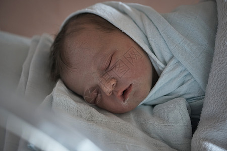 在医院睡在床上的新生儿婴儿卫生药品家庭分娩新生母性保健童年生活睡眠图片