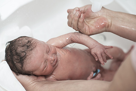 刚出生的女婴第一次洗澡母亲新生保健卫生女孩皮肤孩子幸福女儿泡沫图片