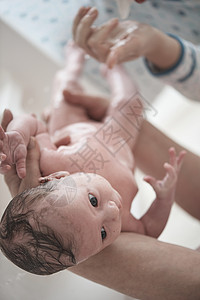 正在洗澡的新生儿女婴浴室泡沫家庭幸福新生妈妈童年皮肤浴缸母亲图片