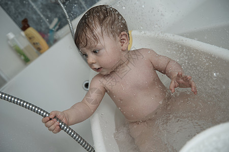 可爱的小女孩 小可爱在洗澡女儿生活幸福家庭父母卫生妈妈母亲浴室童年图片
