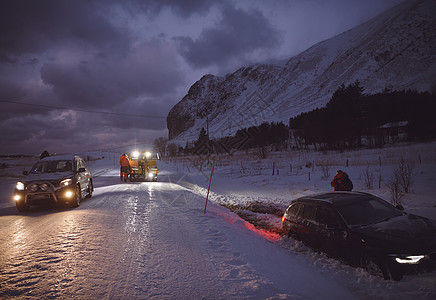 雪暴发生意外后被拖走的汽车维修冷冻安全运输运输车救援碰撞旅行风暴事故图片