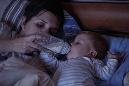 婴儿用瓶装牛奶喂奶女士童年房间家庭食物营养孩子瓶子妈妈新生图片