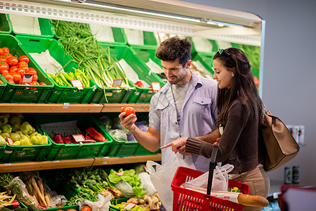 水果蔬菜超市夫妻在超市购物朋友水果妻子销售微笑男人零售市场家庭瓶子背景