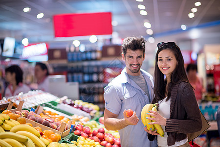 夫妻在超市购物蔬菜购物中心零售市场消费者产品女孩家庭瓶子购物者图片
