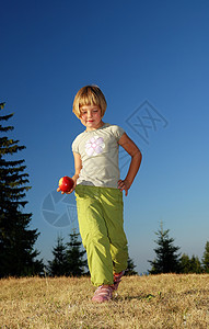 快乐女孩奔跑女性水果饮食微笑食物牙齿天空头发身体成功图片