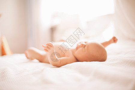 躺在床上的漂亮新生婴儿肖像 照片带有复制空间图片
