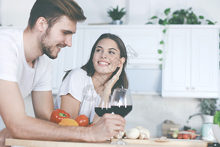 美丽的年轻夫妇一起准备健康的饭菜 同时在家闲暇时间工作 请访问InfoFinland上的健康餐饮公司的官方网站营养运动训练厨房女图片