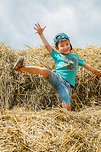 男生在夏日的草篮上跳起来玩得开心图片
