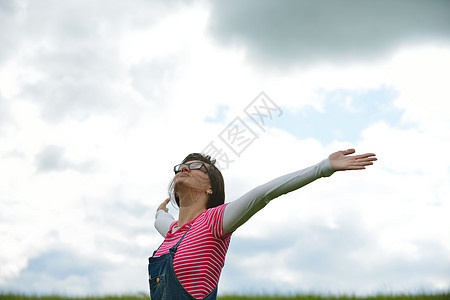 享受自然和生活头发天空乐趣公园女性场地女孩自由闲暇快乐图片