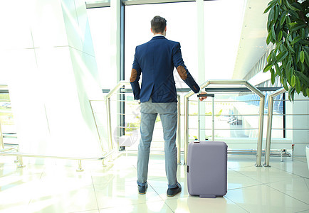 店员在机场大厅里拿着手提箱护照商务经理运输飞机商业车站乘客工作旅游图片
