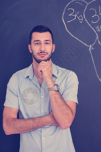 黑色黑粉笔板前的男子肖像情感商务男人黑板人士衬衫男性快乐商业姿势图片