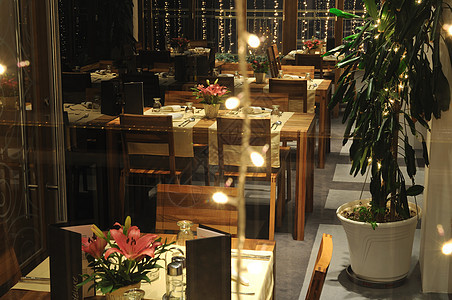 现代室内式现代餐饮桌子酒吧食物勺子木头椅子客人奢华生日菜单图片