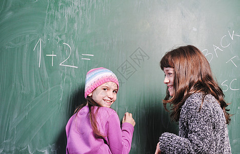 快乐的年轻女学生肖像班级女孩专注头脑思维瞳孔知识女士童年课堂图片