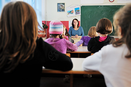 学校教室的快乐教师人数女士学生童年桌子导师女学生女孩教育手势同学图片