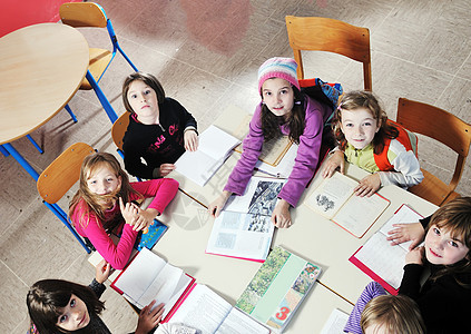 在学校课堂上与教师在一起的快乐儿童团体学习学者导师教育童年瞳孔青年女孩手势图片