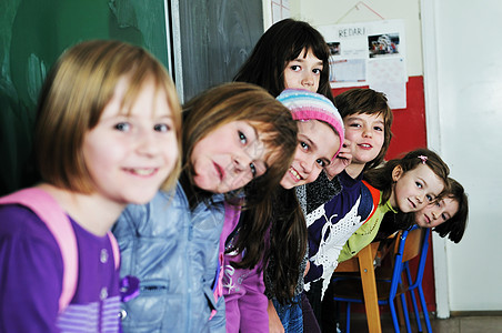 在校中快乐儿童群体团体手臂小学生女孩学校背包朋友们楼梯同学班级图片