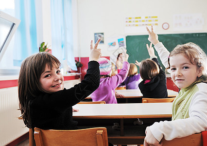 在学校课堂上与教师在一起的快乐儿童家庭作业小学生同学孩子女学生孩子们女孩青年学者学生图片