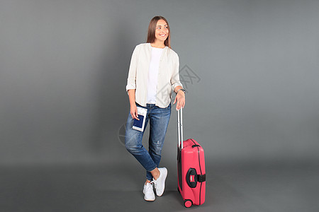 穿暑期散装的年轻旅游女孩 有太阳镜 红色手提箱 护照 机票和孤立的灰色背景旅游假期飞机闲暇冒险旅行女士航程女性行李图片