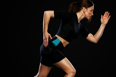 短跑运动员和赛跑者女孩 运行概念 在黑色背景上奔跑的女人 健康的生活方式和运动的概念 穿运动服的女人休闲健身房竞赛有氧运动灵活性图片