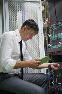 在服务器机房工作的网络工程工程师数据电缆男人金属商务防火墙硬件时尚高科技经理图片