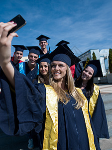 学生群体自制毕业生中的学生群体朋友们微笑商业摄影自拍帽子学校成就团体相机图片