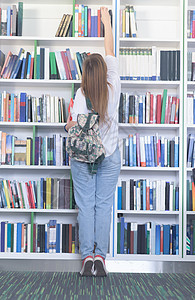 选择图书在图书馆阅读的学生女学生教育考试工作青年观念青少年家庭作业大学知识课堂图片