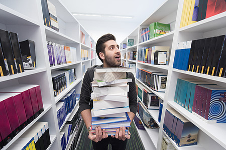 在学校图书馆藏书的学生数量很多档案贮存大学男生成人学校考试图书胡须数据库背景图片
