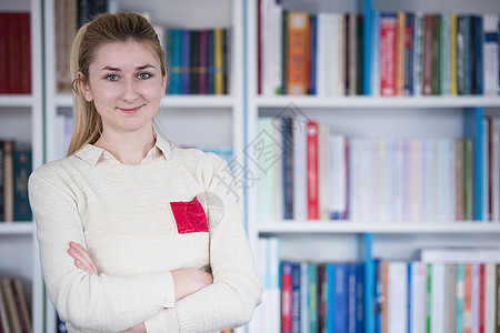 图书馆女学生的肖像大学快乐女孩校园书架教科书考试图书女士青少年背景图片