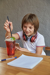 小caucasians 可爱的学校女孩 在咖啡馆休息 喝果汁图片