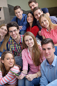 学校中的青少年群体快乐大学多样性课堂微笑教育友谊男人男孩们乐趣图片