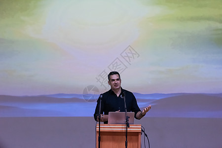 商务人士在会议室作讲演的讲演学习手势观众男人演讲讲话训练教学推介会扬声器图片