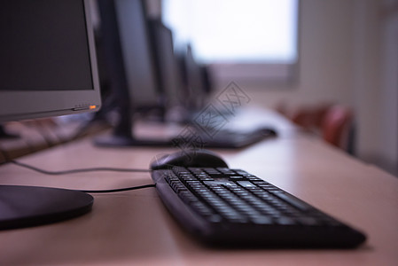空现代办公室技术地面监视器商业桌面桌子键盘房间建筑窗户图片